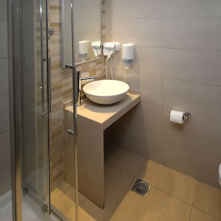 מלון Golden הרסוניסוס